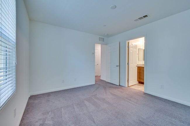 Building Photo - SE!!  Gated!! Community Pool!! Clubhouse!! Fitness Center!! Up Graded Appliances!!! 2 Car Garage!!
