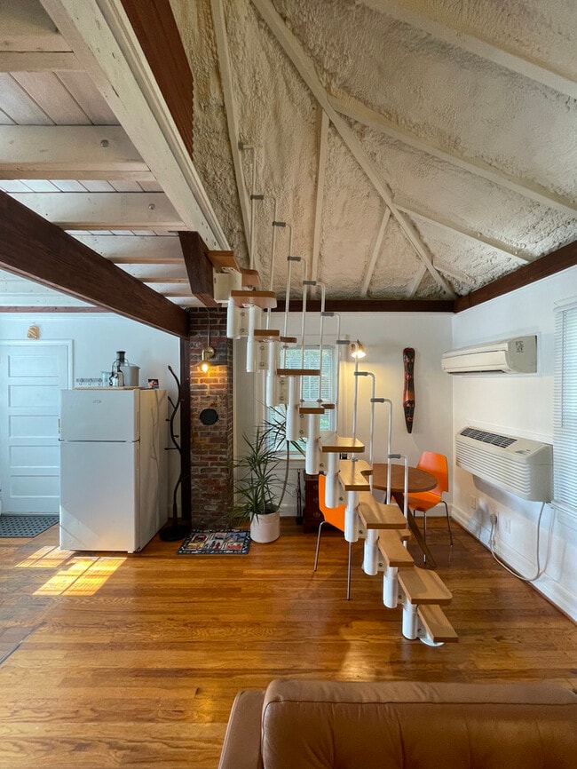 Building Photo - Exquisite lofted studio