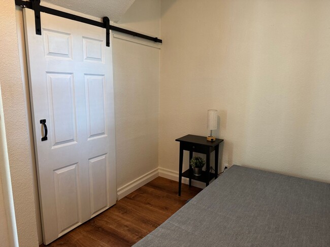 Building Photo - Downtown Sacramento 2 Bedroom, 1 Bath 850 sqft. Townhome for Lease.