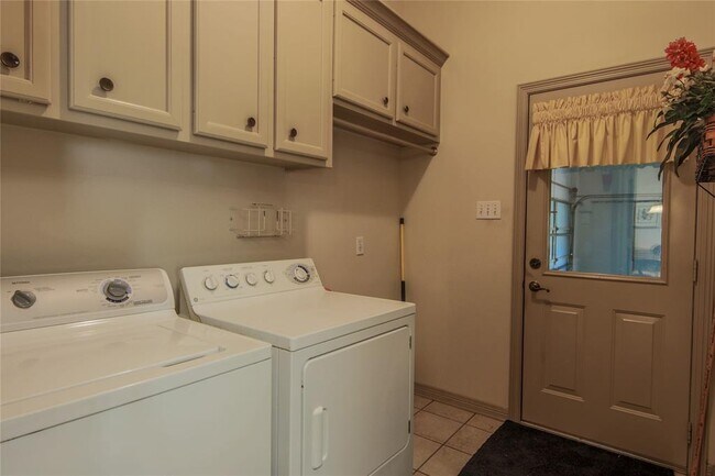 Building Photo - 2 Robin Trail