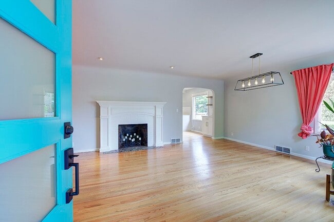 Building Photo - 4Bd/1.75Ba Edmonds House
