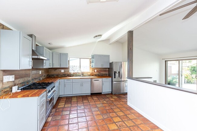 Building Photo - ** AMAZING ALLIED GARDENS 3/2 HOME 2 CAR G...