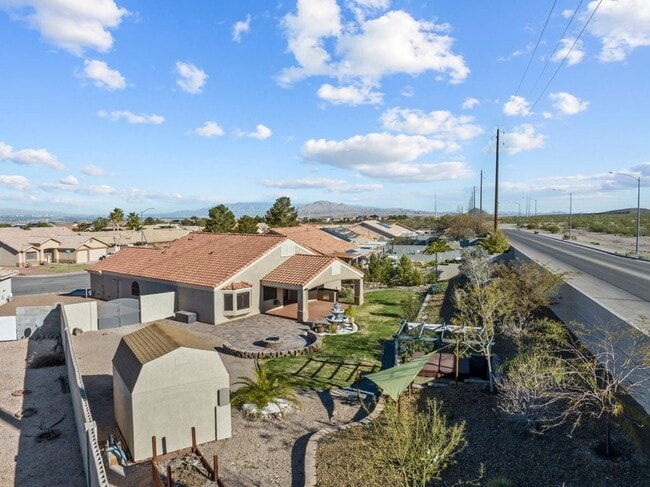 Building Photo - Spacious Single Story, 4 Bedroom "Henderso...