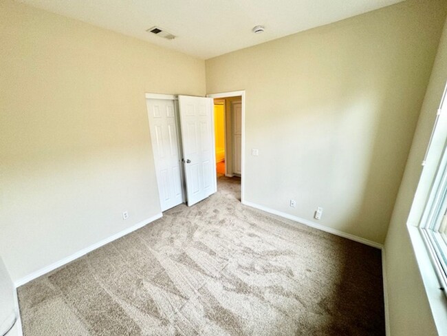 Building Photo - Three Story Condo for Rent Near Old Town T...