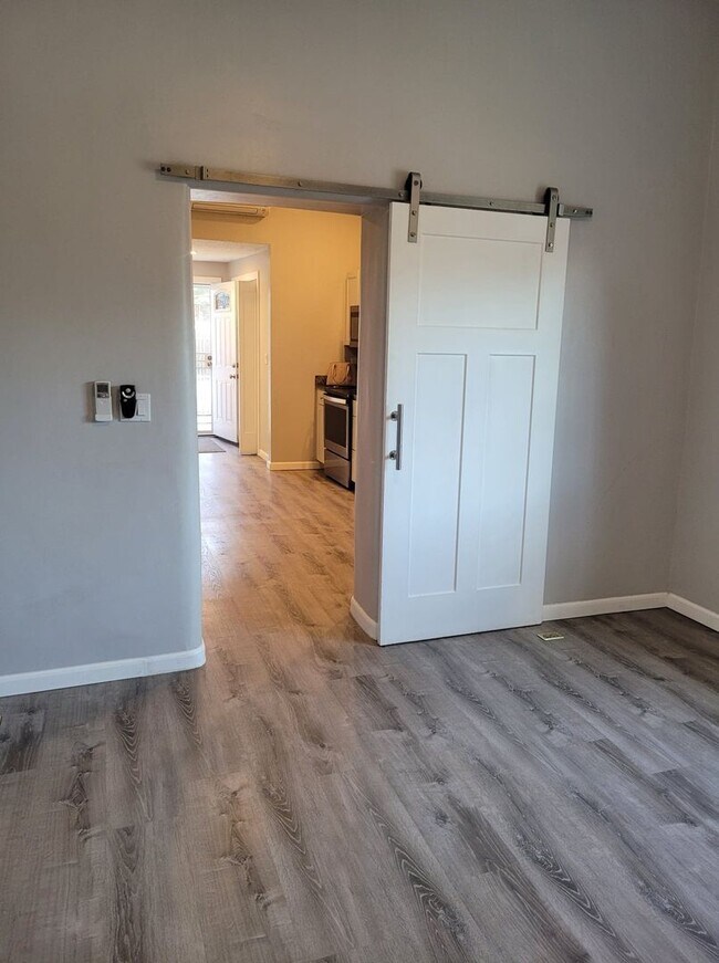 Building Photo - NEWLY REMODELED 1 BED 1 BATH