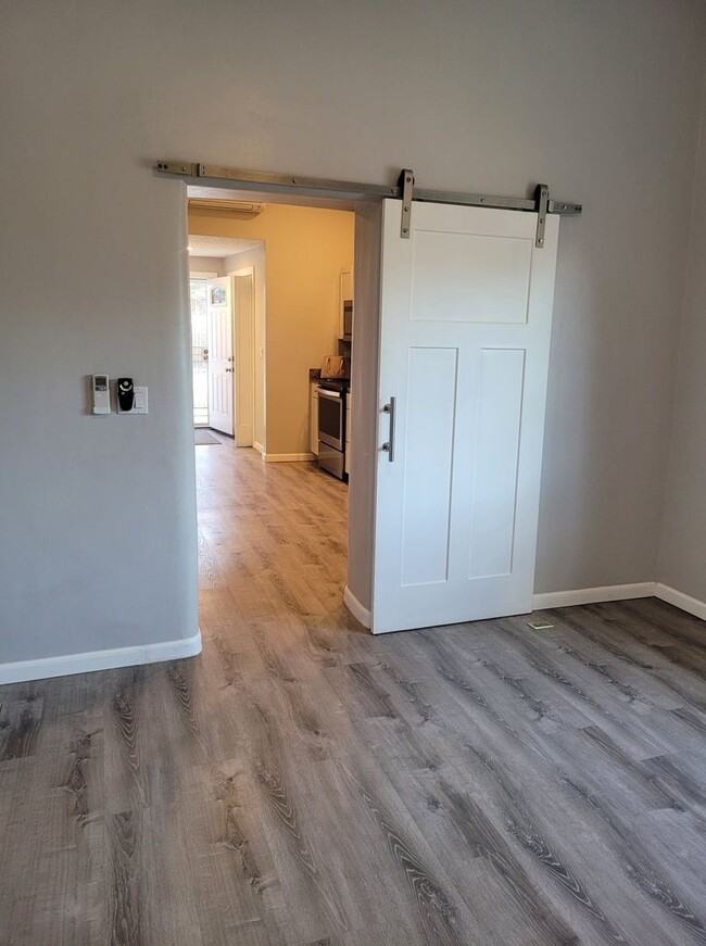 Building Photo - NEWLY REMODELED 1 BED 1 BATH Coming Soon!!