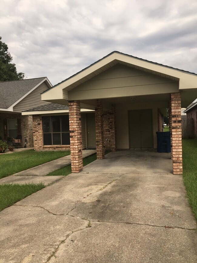 Building Photo - CUTE 3 BEDROOM 2 BATH! WITH A LARGE BACK YARD!