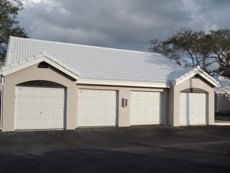 Building Photo - 2881 N Oakland Forest Dr