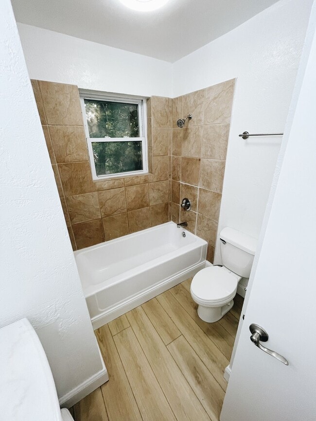 Building Photo - 862 Clematis Dr