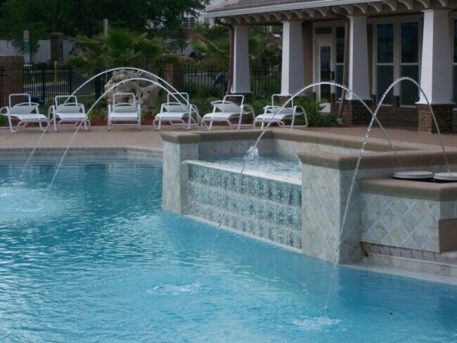 Building Photo - 3 bedroom townhome in gated community with...