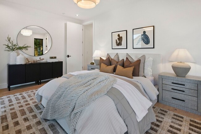 Building Photo - Skyview Townhome: Luxury Living in Lake Oswego's Premier First Addition Neighborhood