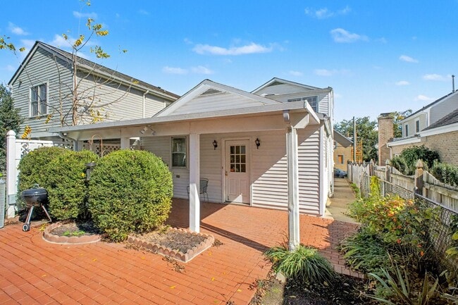 Building Photo - Charming 3-bedroom 2 bathrooms in Downtown...
