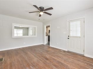 Living room photo #2 - 1407 Kennesaw Dr NW