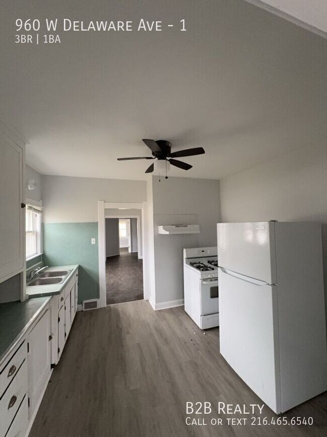 Building Photo - 960 W Delaware Ave