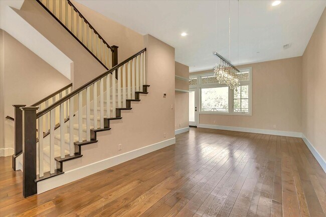 Building Photo - Beautiful Tri-Level 4 bedroom, 3.5 Bathroom, 2,150 SqFt Home in Downtown Campbell!