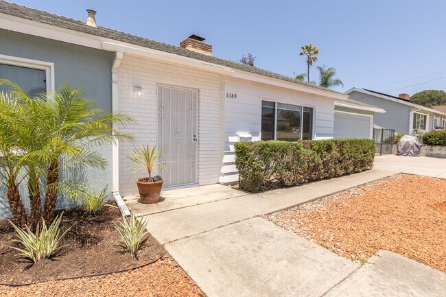 Building Photo - Refreshed Spacious 3 Bed/2 Bath Home in La Mesa!