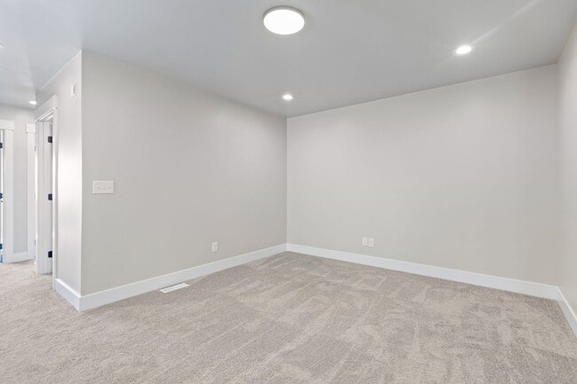 Building Photo - AMMON 3 BED 2 BATH TOWNHOME WITH 2 STALL G...