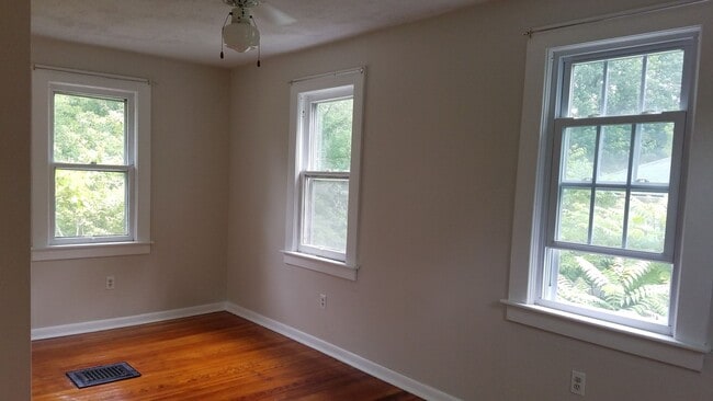 Building Photo - Apartment Available in Village of Liverpool