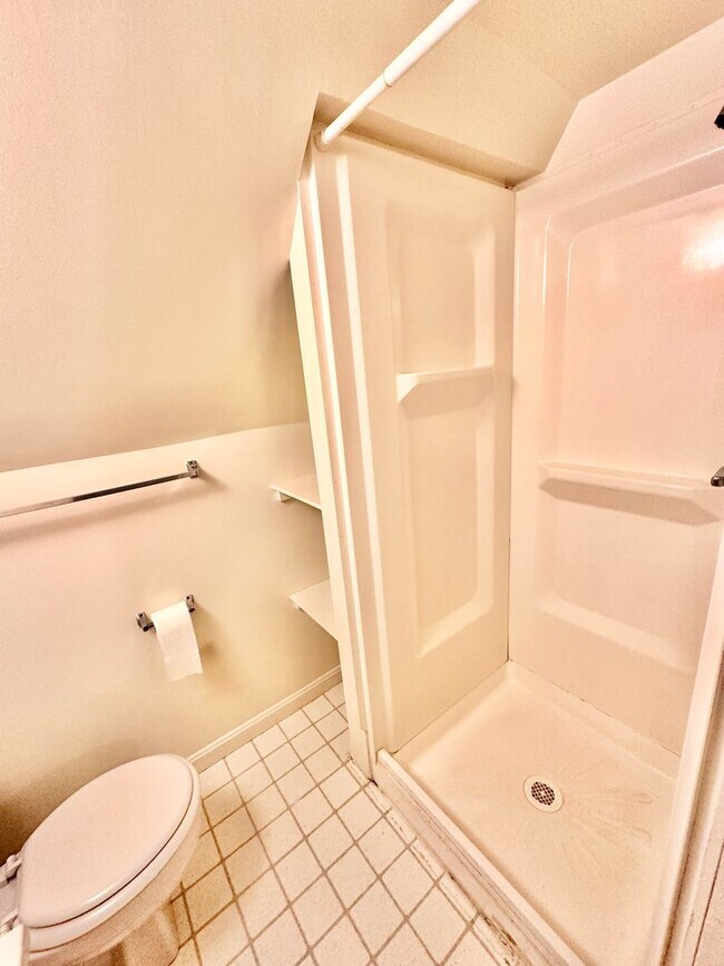 Building Photo - Spacious 6 bedroom 3.5 bath Tudor Townhouse w/Deck close to Georgetown University & Hospital