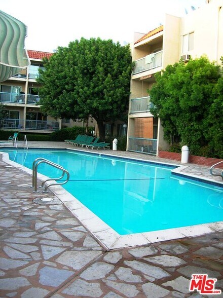 Community Pool - 18307 Burbank Blvd