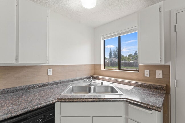 Building Photo - 2902 N Stone St