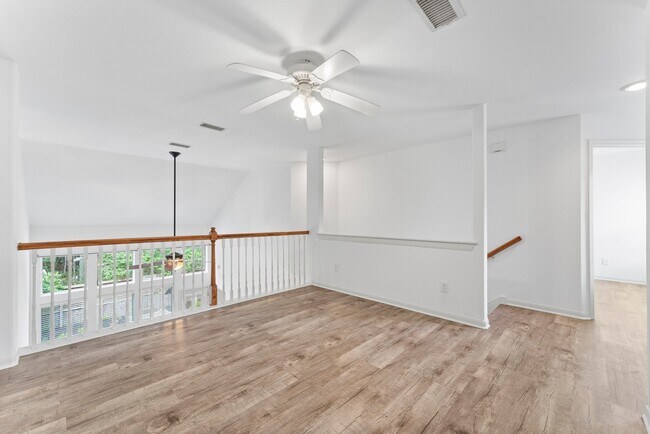 Building Photo - 31 W Greenhill Terrace Pl