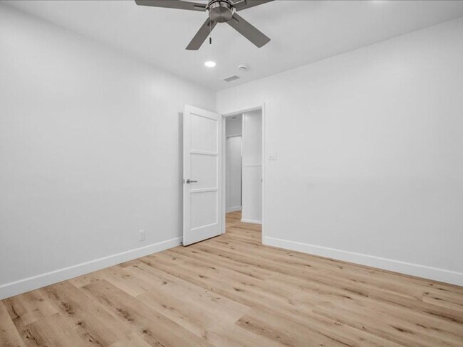 Building Photo - 4847 Ocana Ave