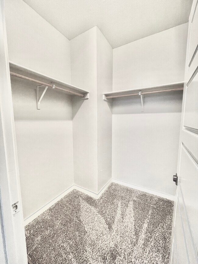 Walk In Closet - 4261 N Reed Ln