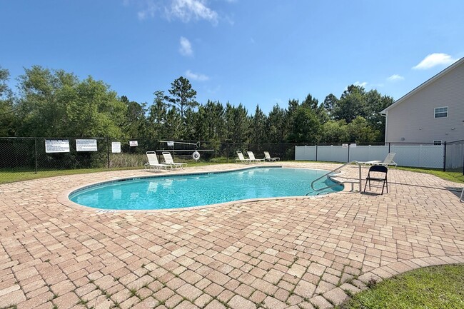Building Photo - AVAILABLE NOW! (Small Pets Preferred) | $500 RENT CREDIT