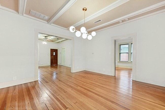 Building Photo - 507 E Live Oak St