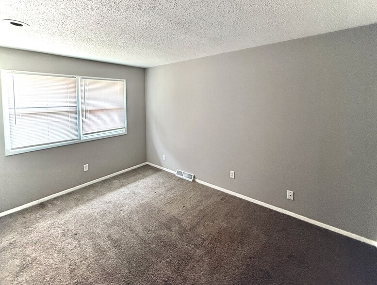 Building Photo - 5438 N Division St