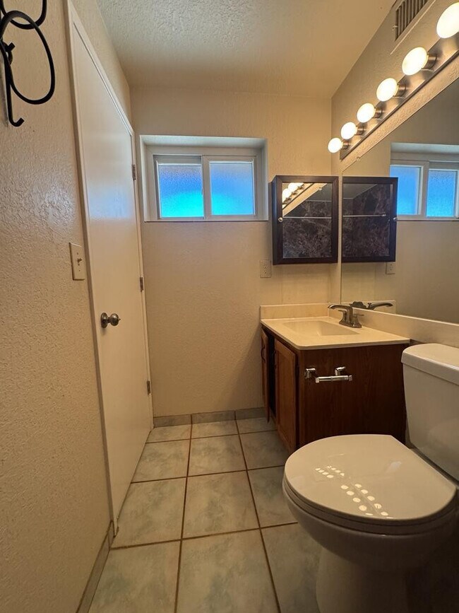 Building Photo - 1205 E Cottonwood Dr