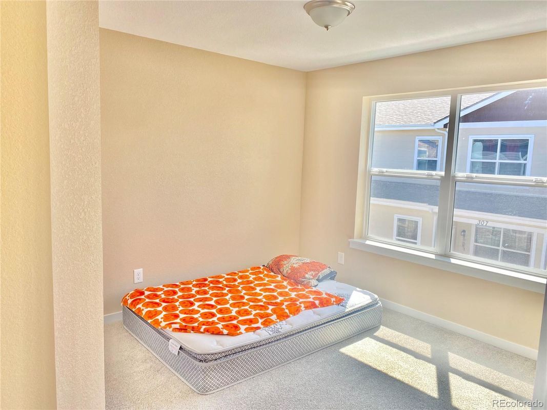 Building Photo - 283 S 4th Ct