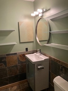 lower level bathroom - 814 Tullahoma Dr