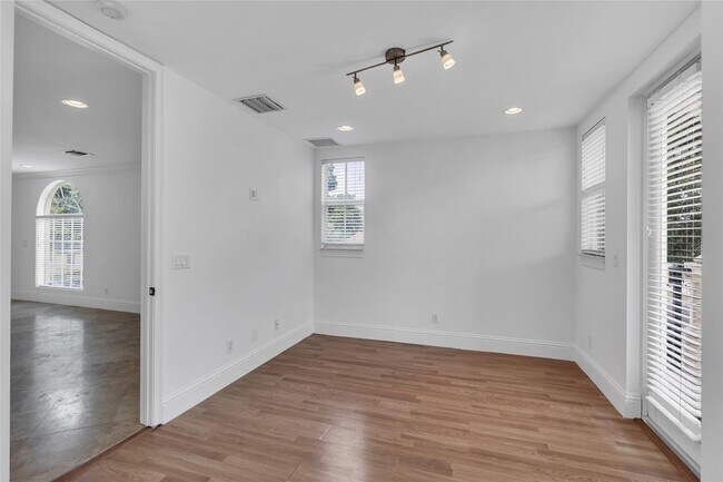 Building Photo - 416 SW 11th St