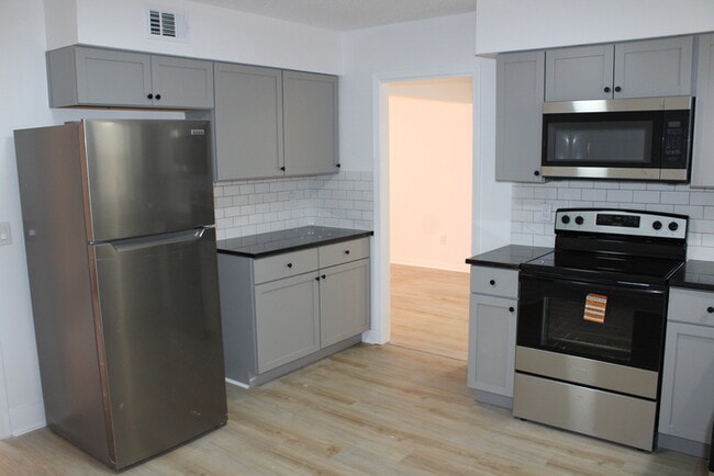 Building Photo - Spacious 5-bedroom, 2.5 full-bath home located in Shawnee, KS