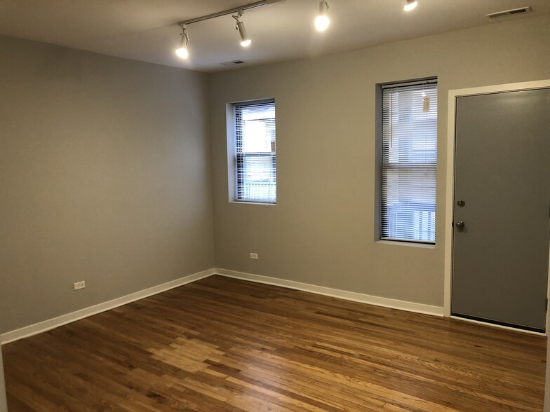 Building Photo - 4819 N Christiana Ave