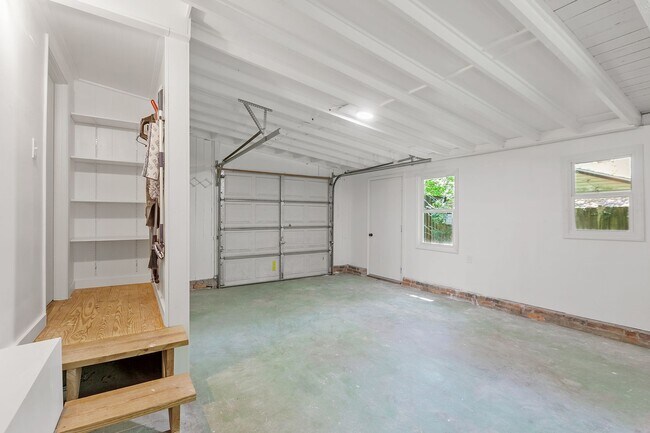 Building Photo - 3 bedroom 2 bath house 1-car garage walk to TMH!! Available in MAY!