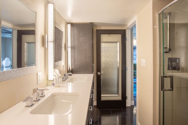 Building Photo - READY TO VIEW NOW! Gorgeous Downtown Phoen...