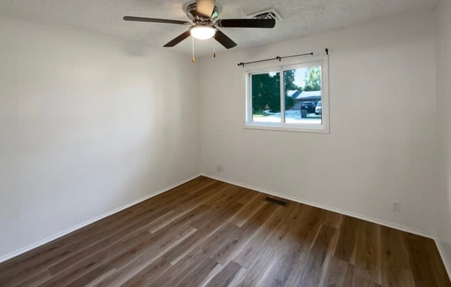 Building Photo - 17 Crestview Dr