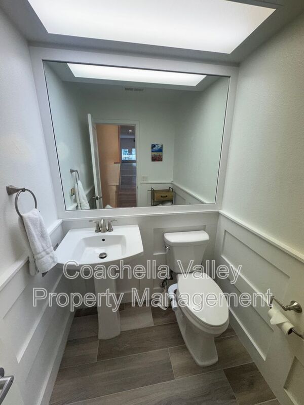 Building Photo - 289 Vista Royale Cir W