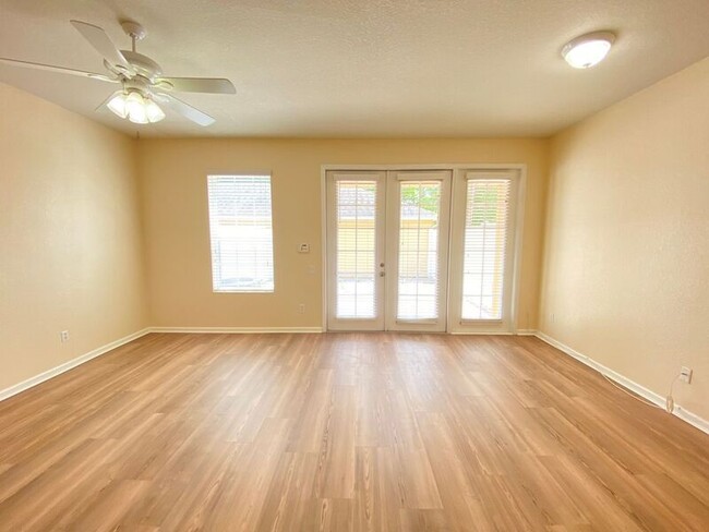 Building Photo - 12856 Salomon Cove Dr