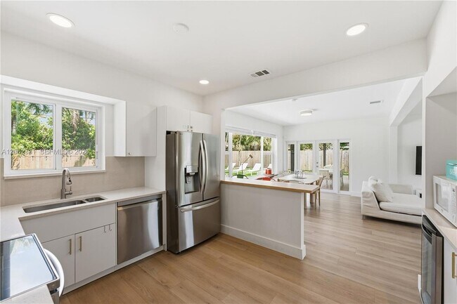 Building Photo - 10801 Peachtree Dr