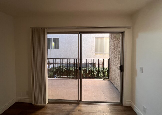 Building Photo - Modern 2-Bedroom Apartment in Gated Van Nu...