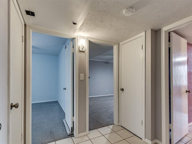 Building Photo - 1703 E Lindsey St