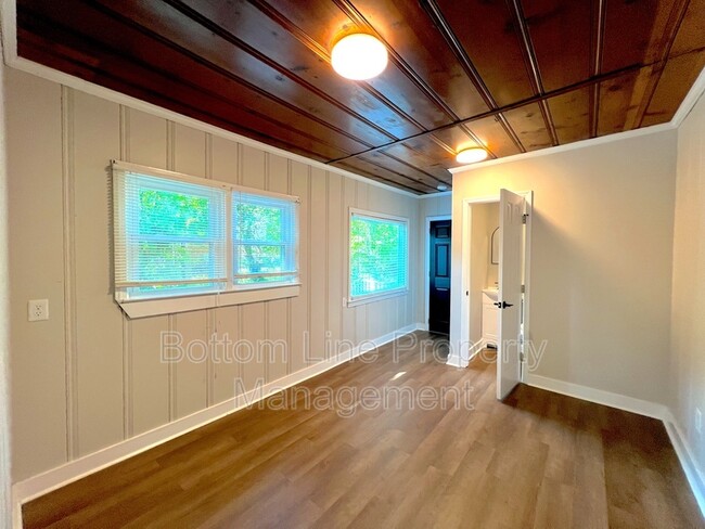 Building Photo - 613 Charlotte Ave