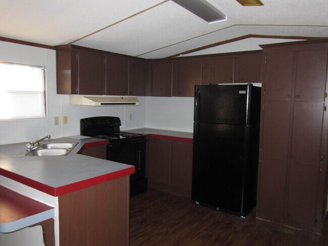 Building Photo - 2 Bedroom Mobile Home in Ray City