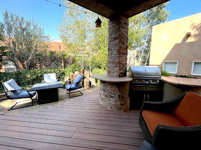 Building Photo - High Desert Beauty! Community Pool!