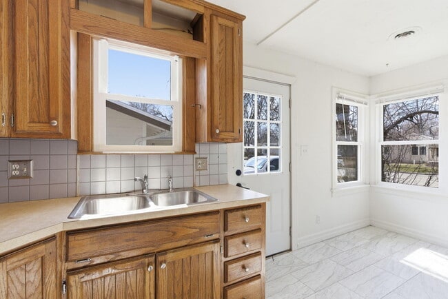 Building Photo - 1420 S Pickwick Ave