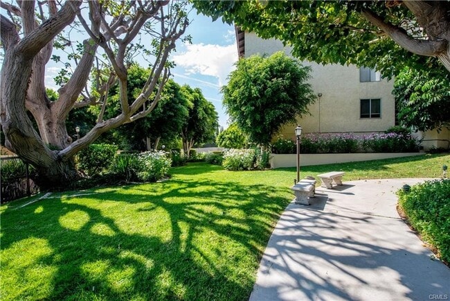 Building Photo - 12830 Burbank Blvd